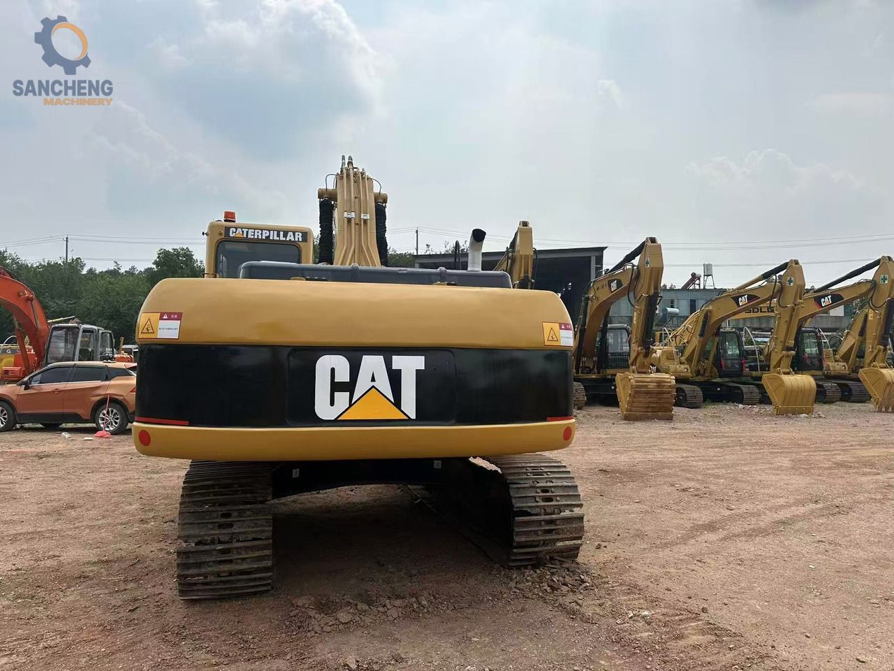 2017 Caterpillar 325CL crawler excavator rear view 2017 Caterpillar 325CL crawler excavator rear view
