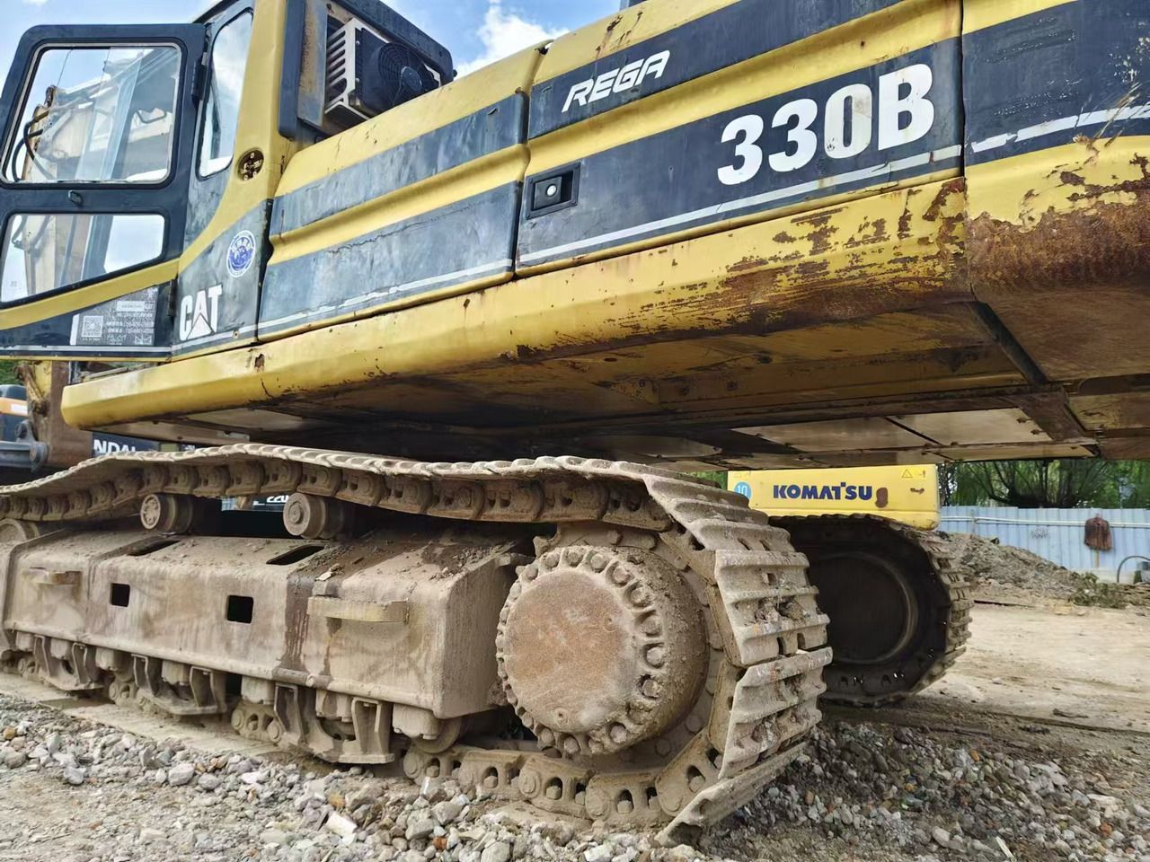 2017 Caterpillar 330B crawler excavator side view of tracks and body 2017 Caterpillar 330B crawler excavator side view of tracks and body