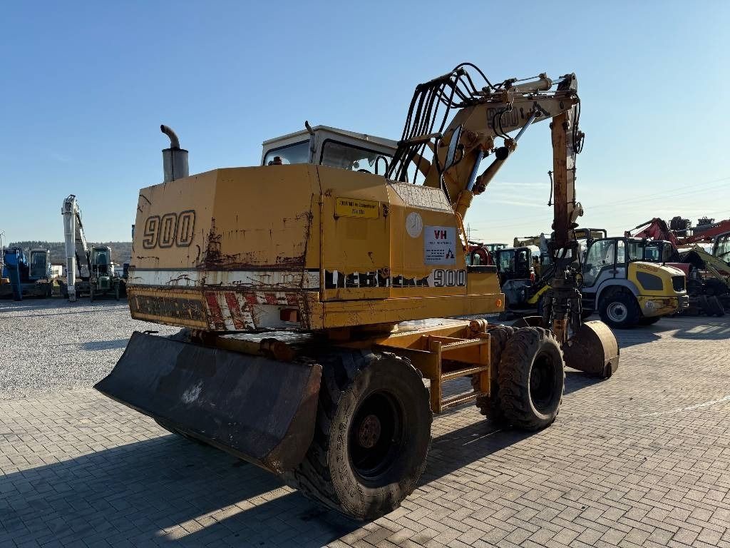 1992 Liebherr A900C wheel excavator, rear three-quarter view 1992 Liebherr A900C wheel excavator, rear three-quarter view