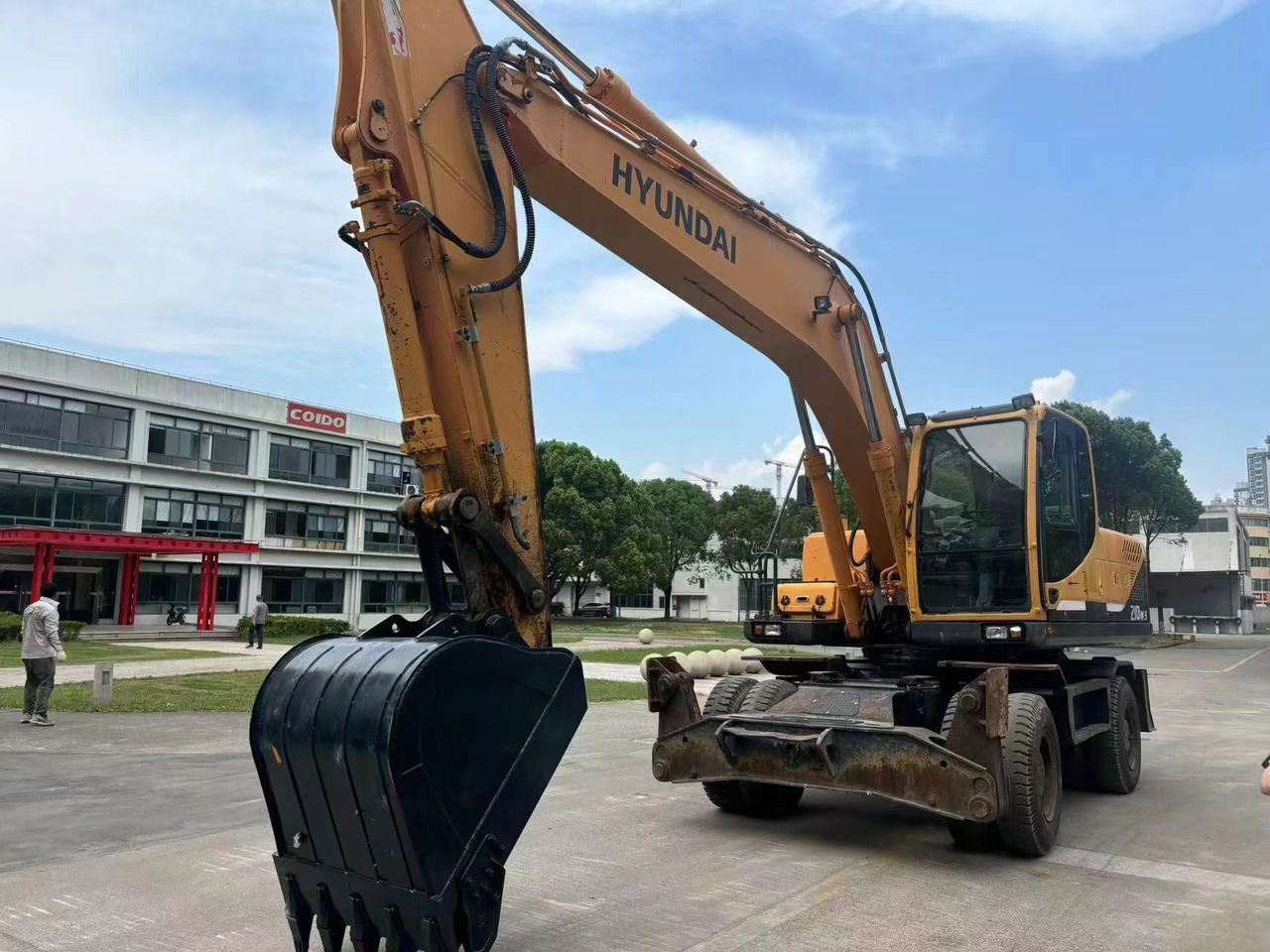 2019 Hyundai R210W-9 wheel excavator, front three-quarter view 2019 Hyundai R210W-9 wheel excavator, front three-quarter view