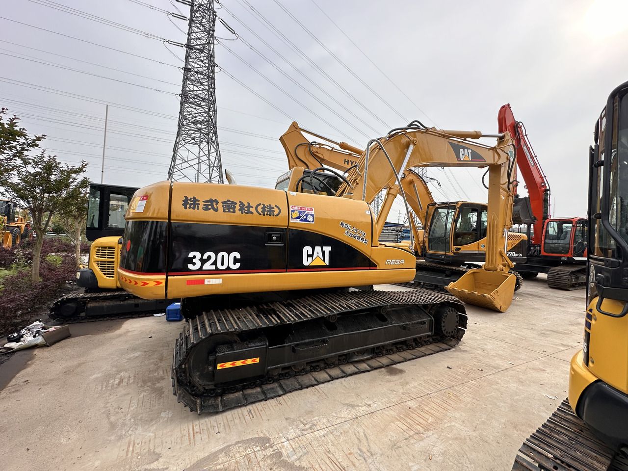 2024 Caterpillar 320C pelle sur chenilles, vue arrière trois-quarts