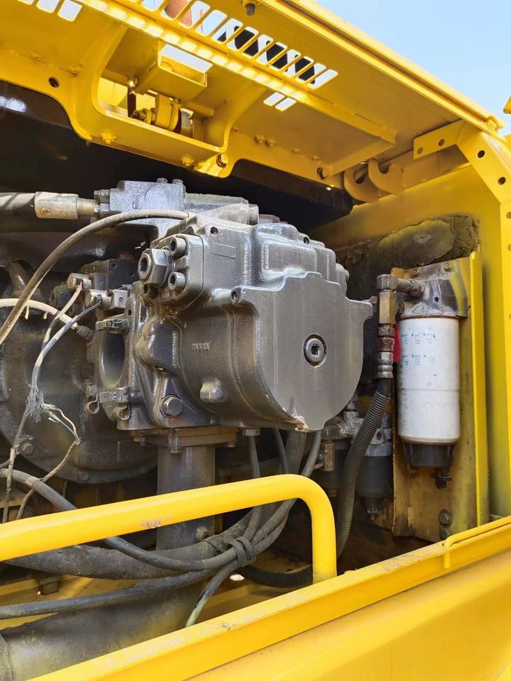 2017 Komatsu PC400-7 crawler excavator engine compartment view 2017 Komatsu PC400-7 crawler excavator engine compartment view
