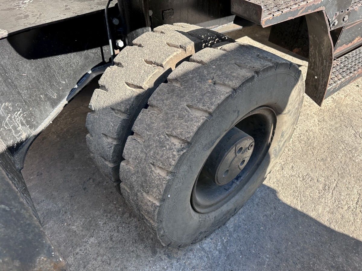 2012 Caterpillar M318 MH wheel excavator dual tire detail