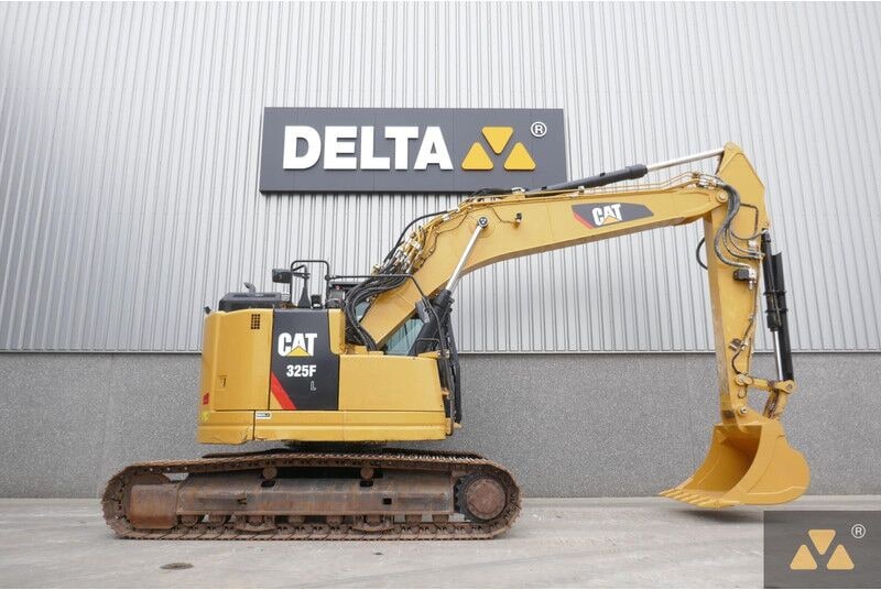 2018 Caterpillar 325FL crawler excavator, side view 2018 Caterpillar 325FL crawler excavator, side view