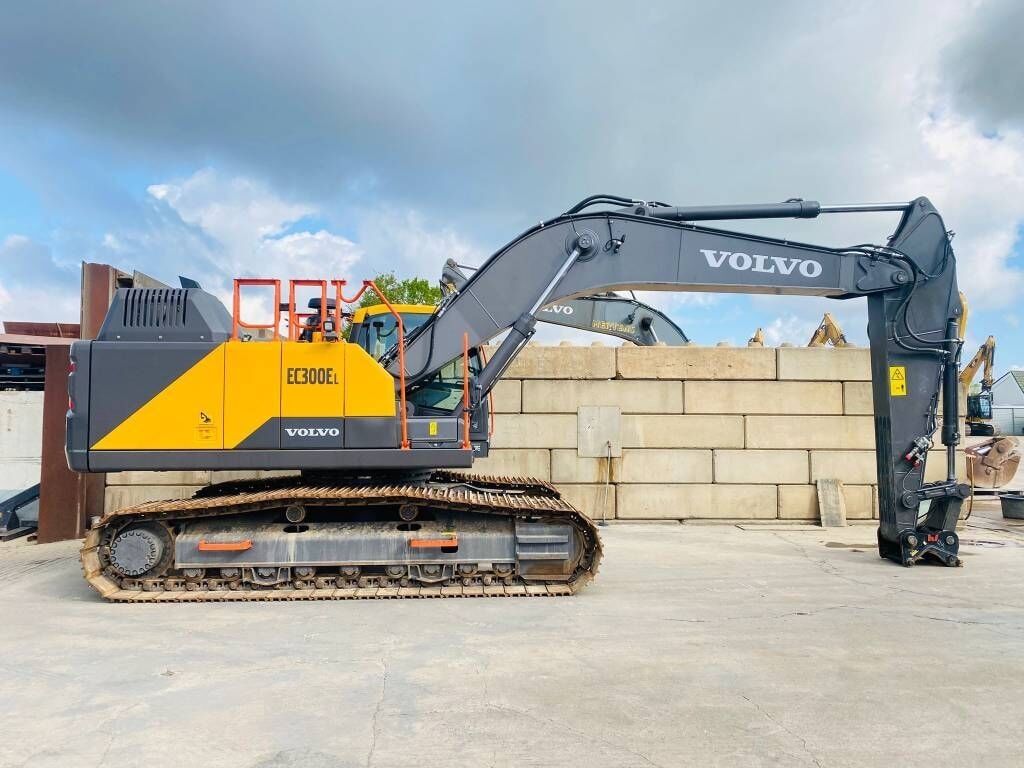 2023 Volvo EC300EL crawler excavator, side view 2023 Volvo EC300EL crawler excavator, side view