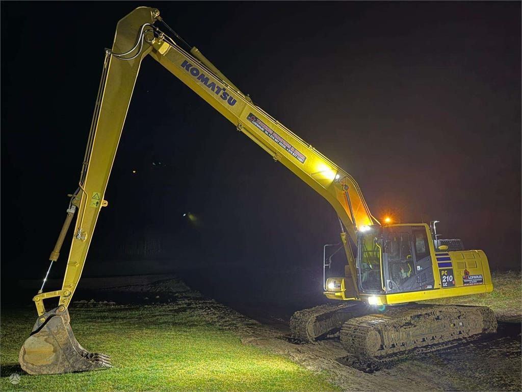 2025 Komatsu PC210LC-11 crawler excavator, side view 2025 Komatsu PC210LC-11 crawler excavator, side view