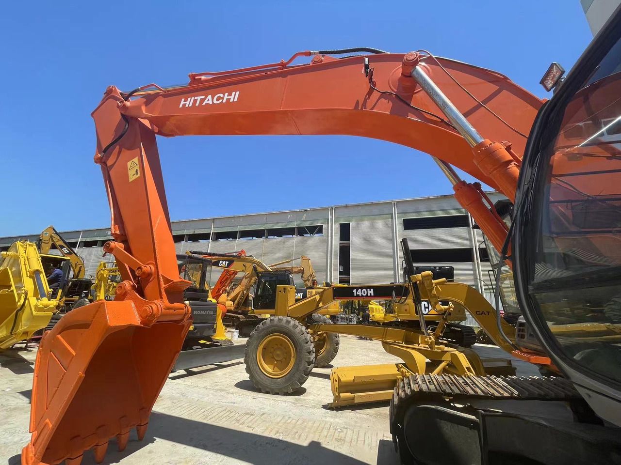 2005 Hitachi ZX200 crawler excavator boom and bucket view