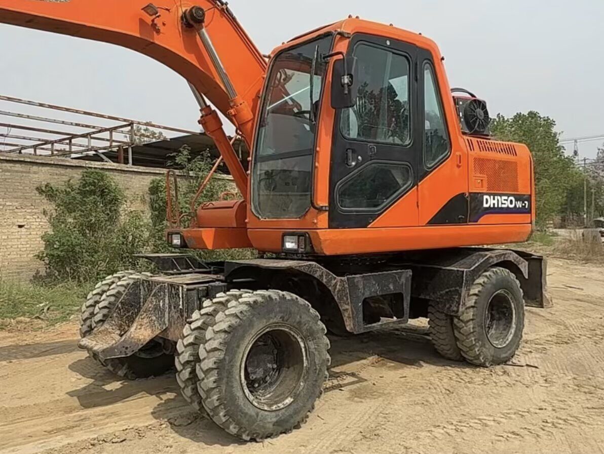 2016 Doosan DH150W-7 wheel excavator, side profile view 2016 Doosan DH150W-7 wheel excavator, side profile view