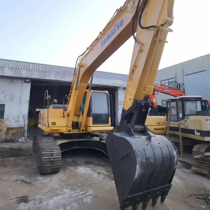 Koparka gąsienicowa 2018 Komatsu PC200-8, widok z przodu pod kątem Koparka gąsienicowa 2018 Komatsu PC200-8, widok z przodu pod kątem