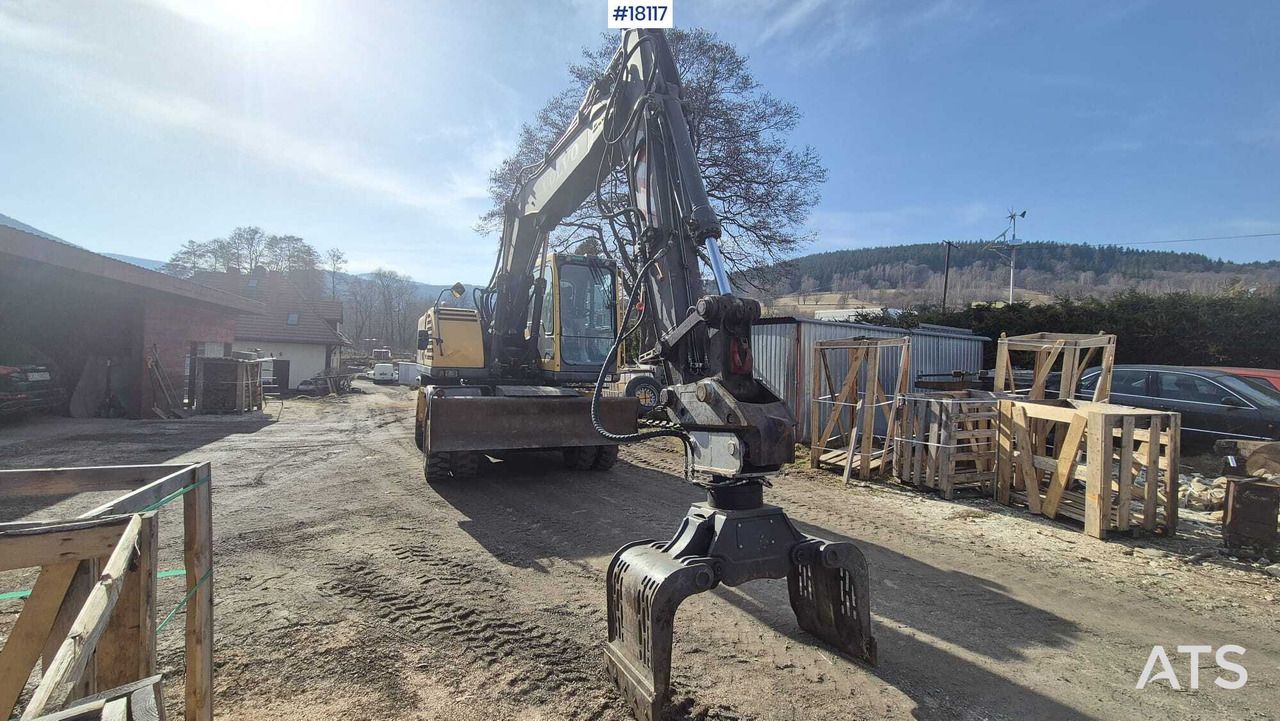 2005 Volvo EW140B wheel excavator, front view with grapple attachment 2005 Volvo EW140B wheel excavator, front view with grapple attachment