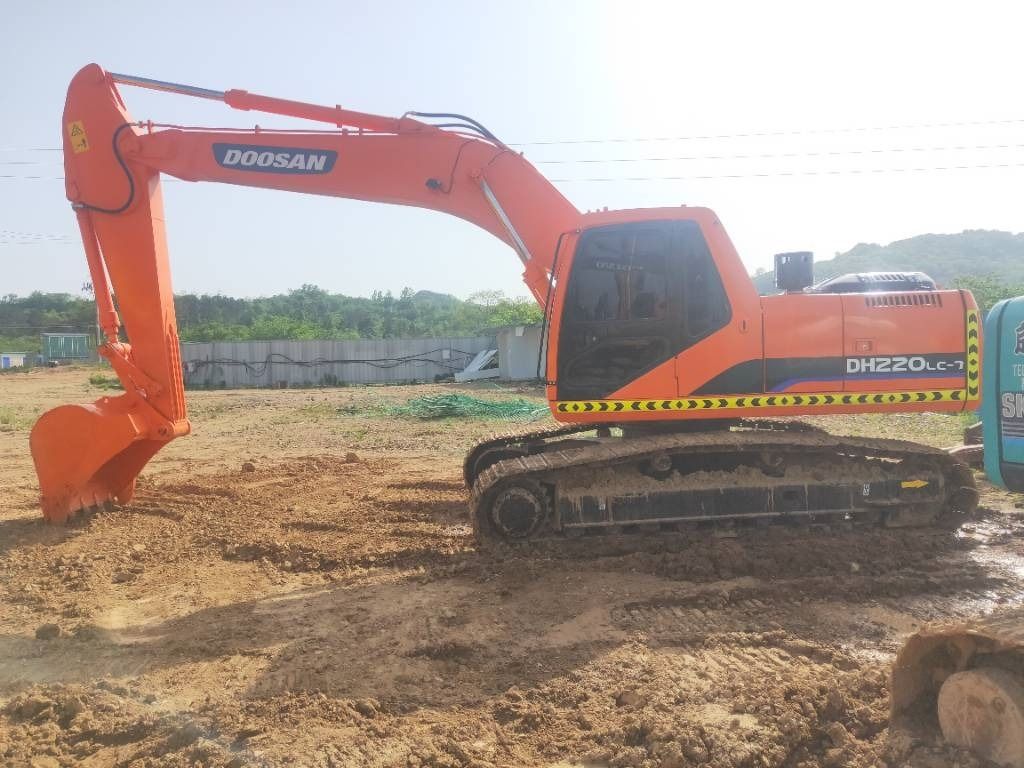 2022 Doosan DH220LC-7 crawler excavator side view 2022 Doosan DH220LC-7 crawler excavator side view