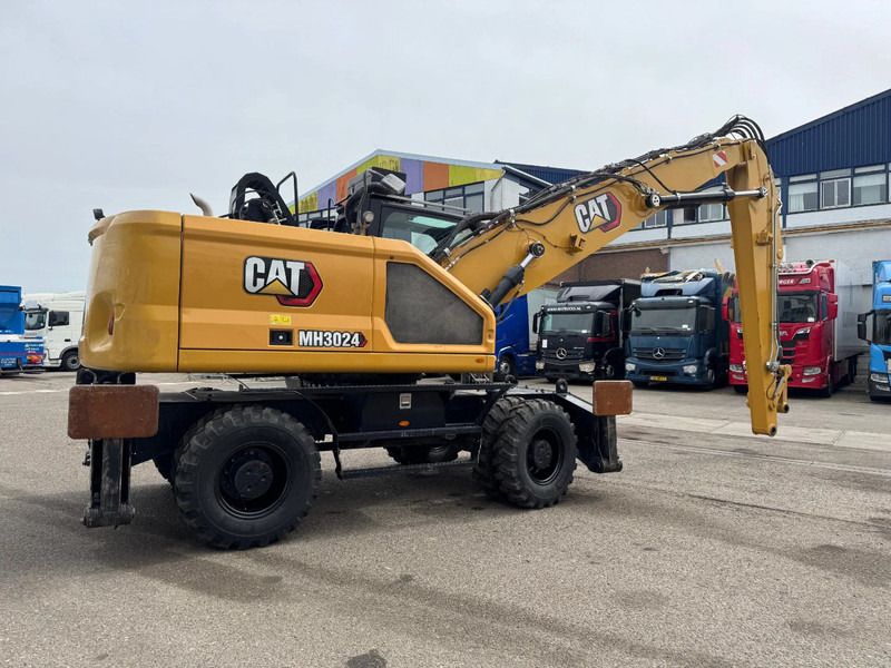 2022 Caterpillar MH3024 wheel excavator, side profile view 2022 Caterpillar MH3024 wheel excavator, side profile view