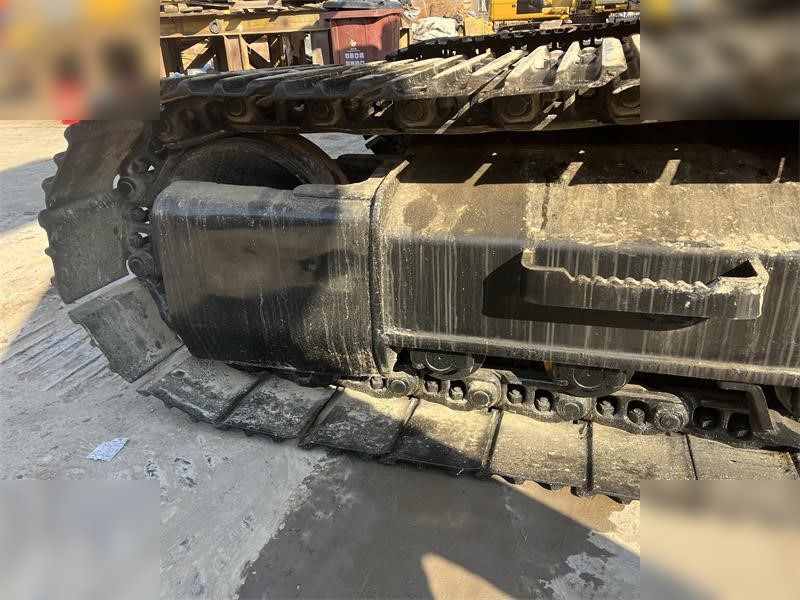 2010 Caterpillar 320BL crawler excavator track assembly detail 2010 Caterpillar 320BL crawler excavator track assembly detail