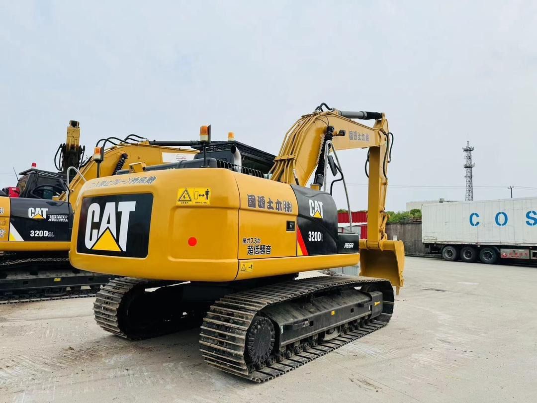 Escavatore cingolato Caterpillar 320D del 2023, vista posteriore tre quarti Escavatore cingolato Caterpillar 320D del 2023, vista posteriore tre quarti