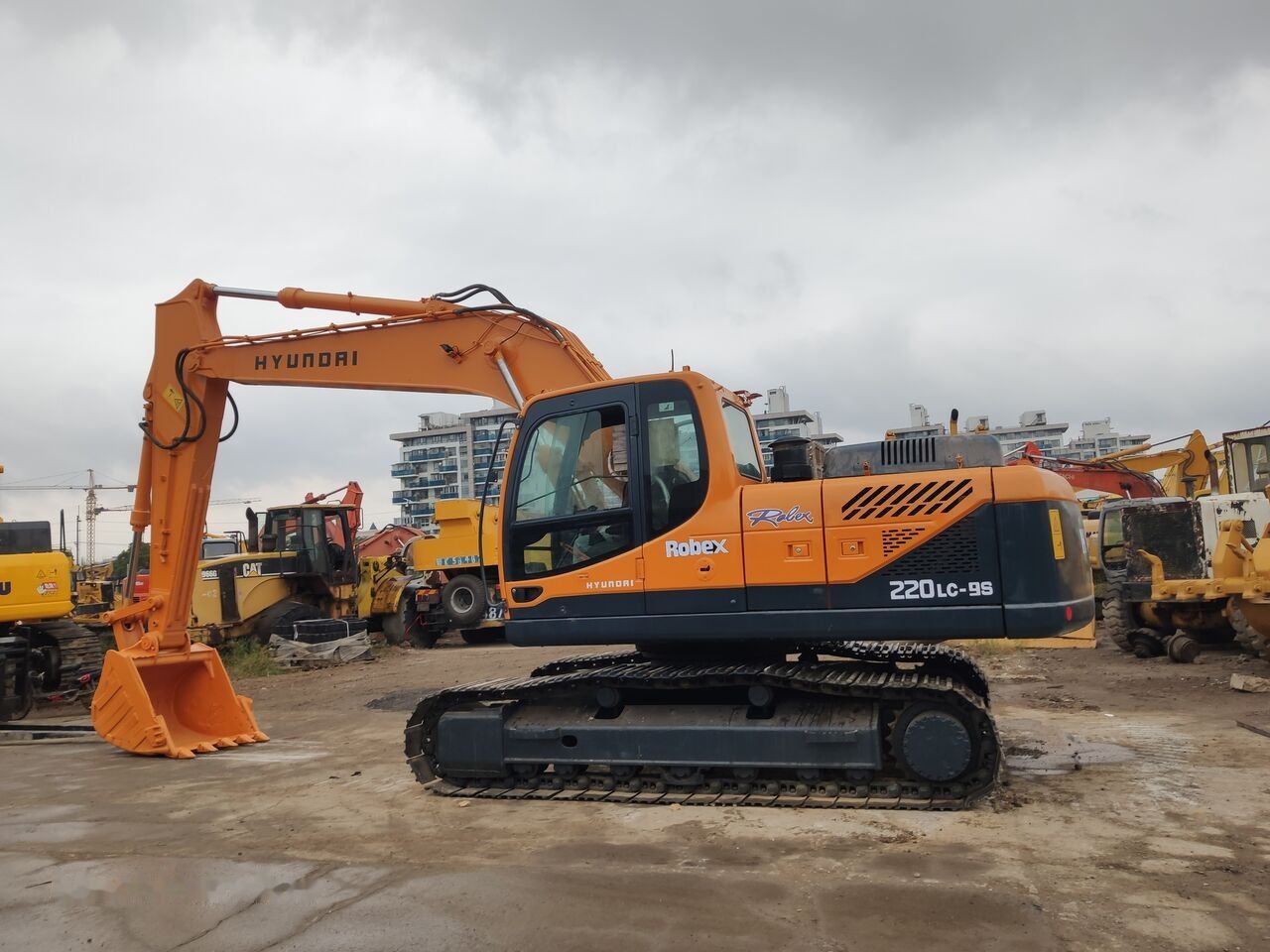 2022 Hyundai Robex 220LC-9S crawler excavator side view 2022 Hyundai Robex 220LC-9S crawler excavator side view
