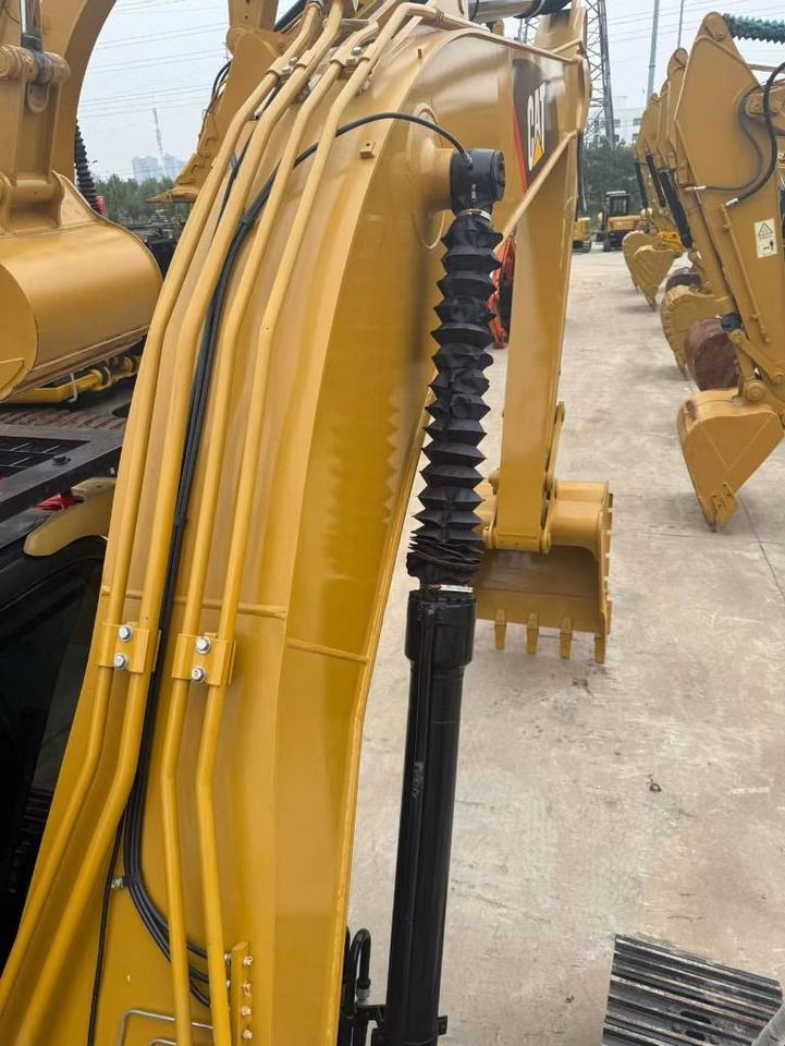Détail du bras et du système hydraulique d'une pelle sur chenilles Caterpillar 320D2 de 2024 Détail du bras et du système hydraulique d'une pelle sur chenilles Caterpillar 320D2 de 2024
