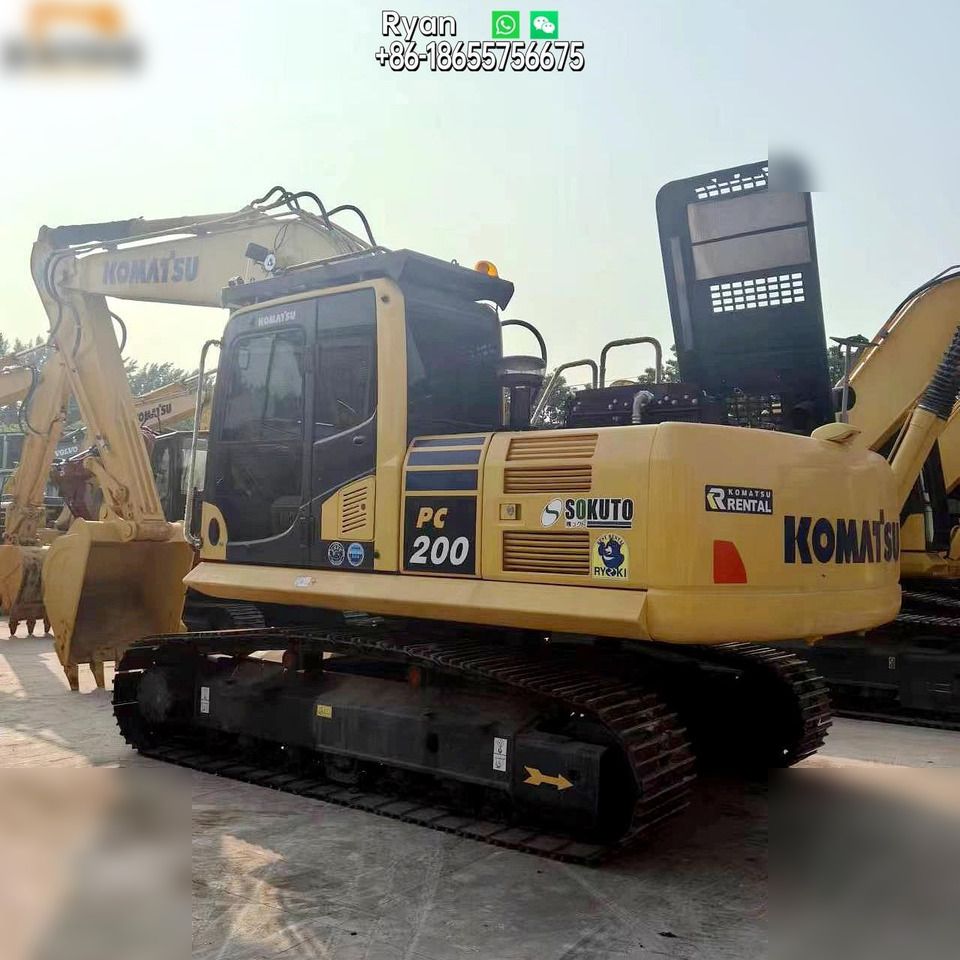 Escavatore cingolato Komatsu PC200-8 del 2012, vista posteriore tre quarti Escavatore cingolato Komatsu PC200-8 del 2012, vista posteriore tre quarti