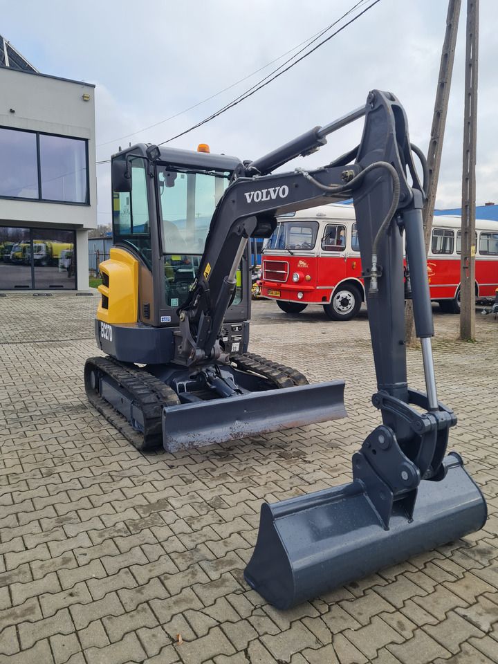2018 Volvo EC27D mini excavator, front three-quarter view 2018 Volvo EC27D mini excavator, front three-quarter view