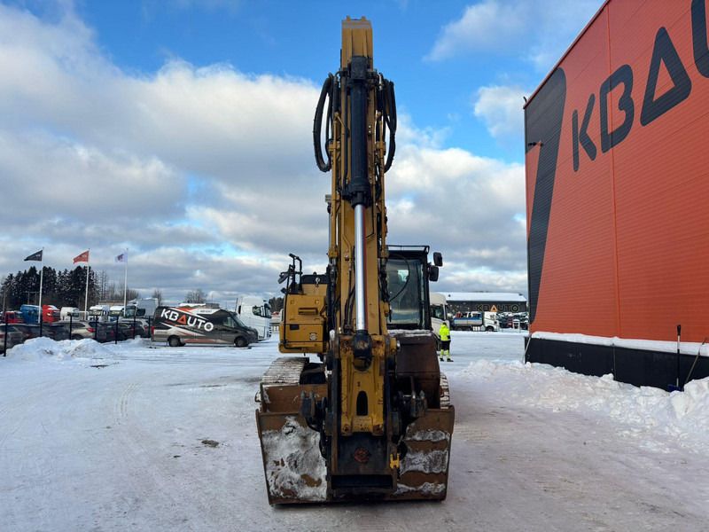 2017 Caterpillar 323FL crawler excavator, front view 2017 Caterpillar 323FL crawler excavator, front view