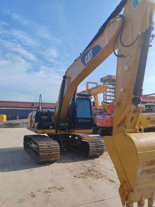 Excavadora de orugas Caterpillar 320D2 2023, vista frontal tres cuartos Excavadora de orugas Caterpillar 320D2 2023, vista frontal tres cuartos