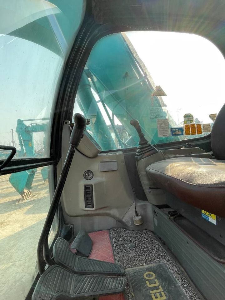 Pelle sur chenilles Kobelco SK135 de 2023