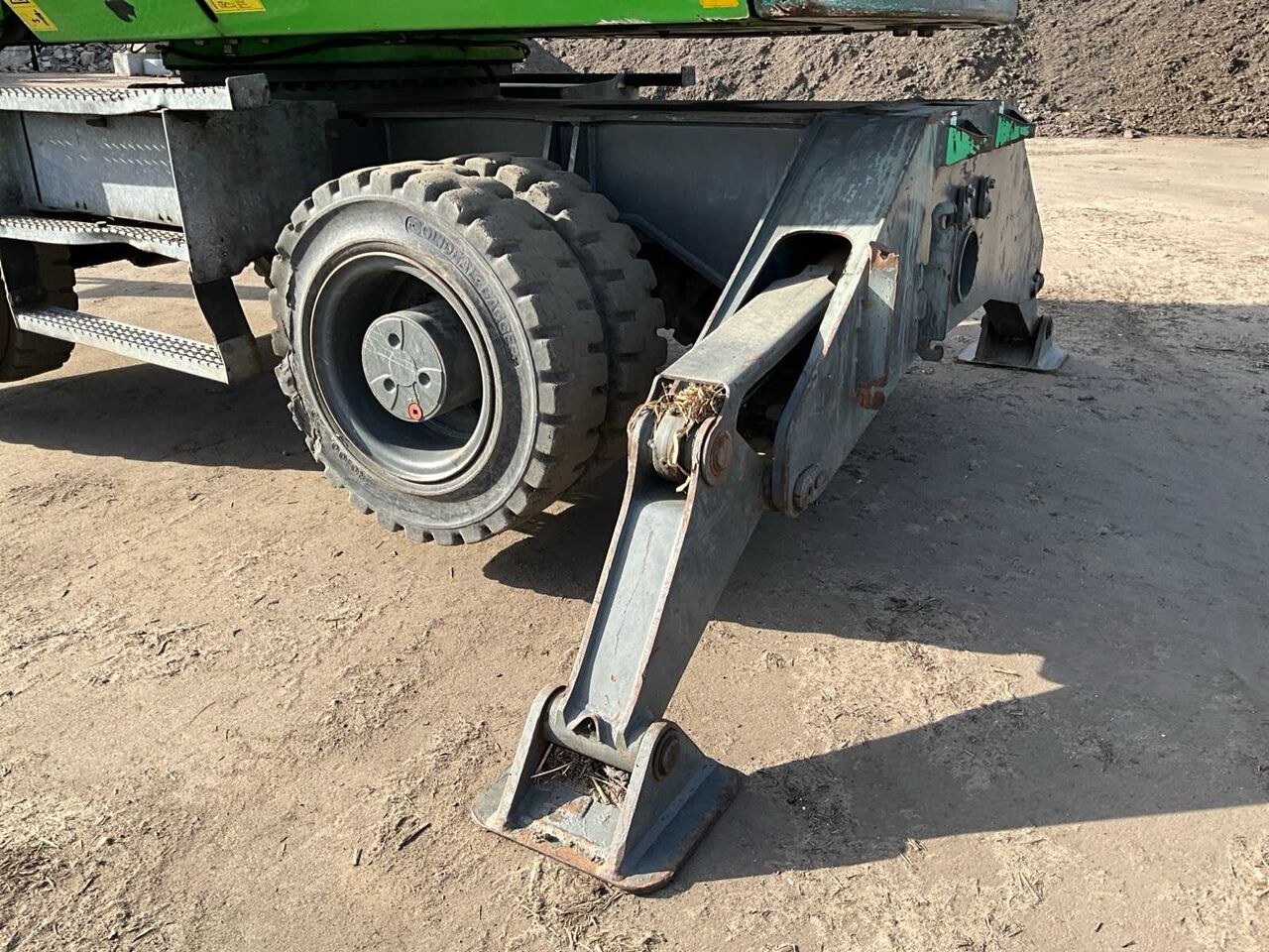 2015 Sennebogen 818 wheel excavator undercarriage detail
