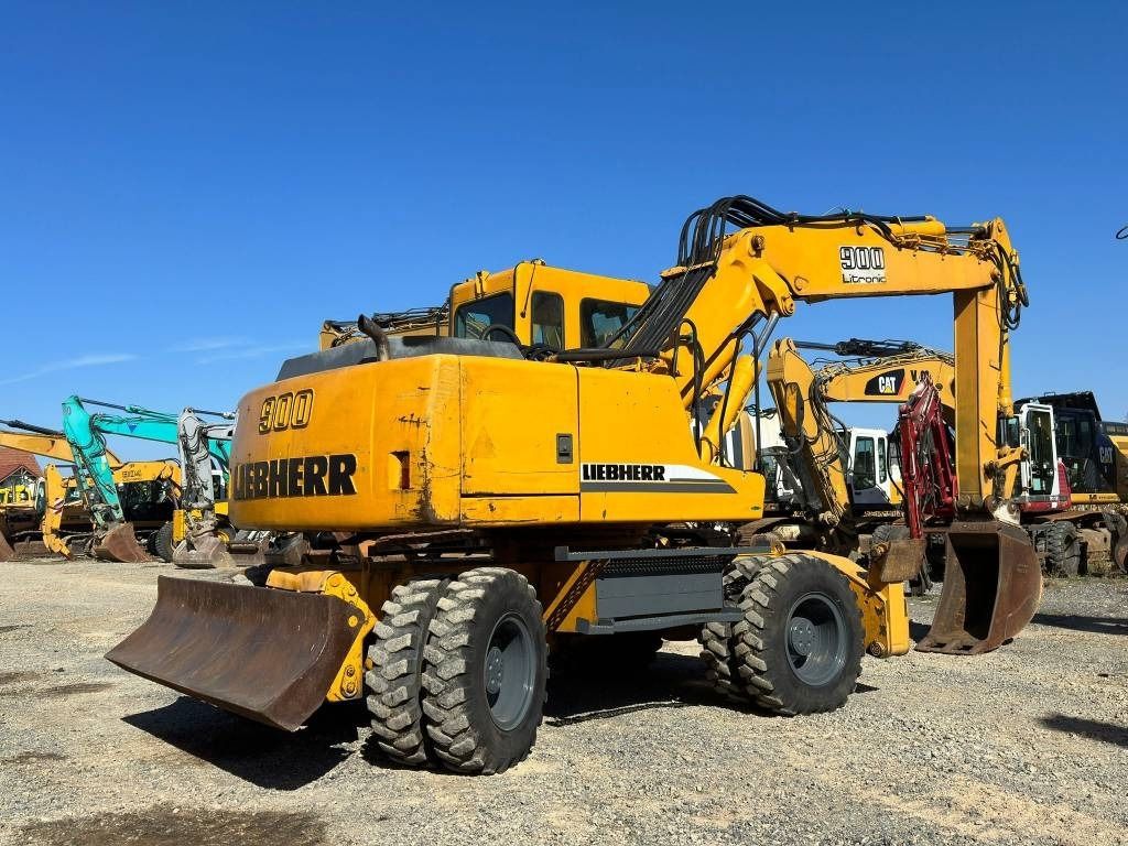 2005 Liebherr A900B LITRONIC wheel excavator rear three-quarter view 2005 Liebherr A900B LITRONIC wheel excavator rear three-quarter view