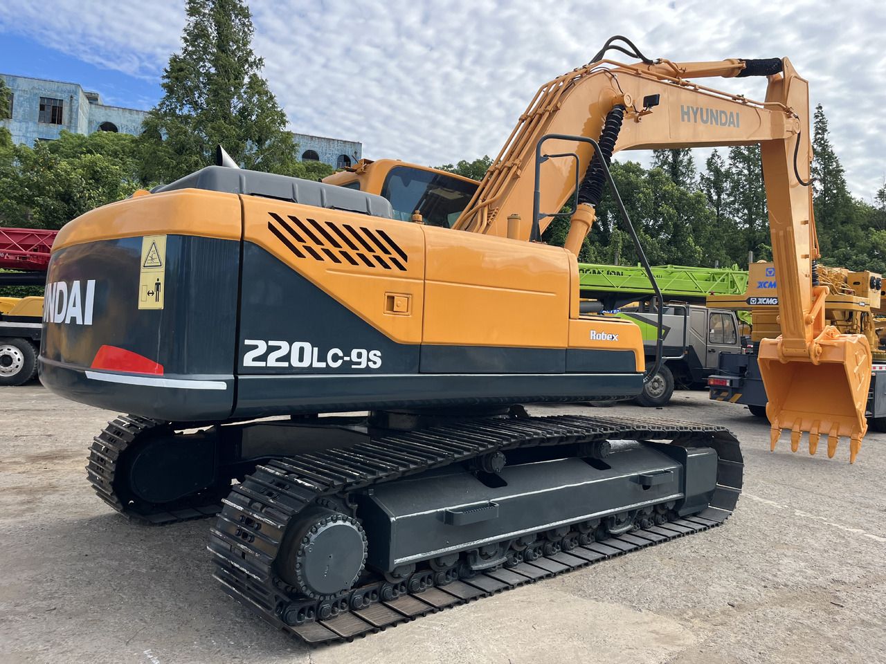 2024 Hyundai 220LC-9S crawler excavator, rear three-quarter view 2024 Hyundai 220LC-9S crawler excavator, rear three-quarter view