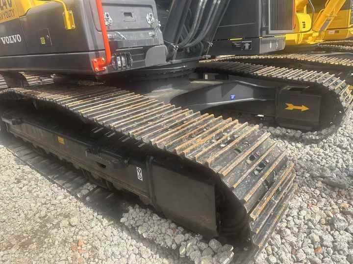 2009 Volvo EC240 crawler excavator undercarriage view 2009 Volvo EC240 crawler excavator undercarriage view