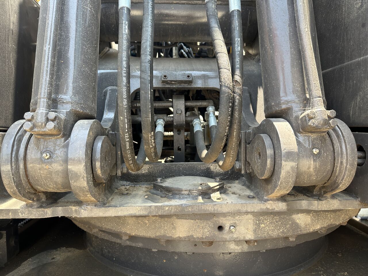 2023 Volvo EC140 crawler excavator hydraulic boom cylinders detail 2023 Volvo EC140 crawler excavator hydraulic boom cylinders detail
