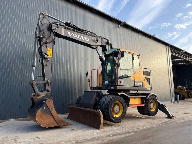 2016 Volvo EWR150E wheel excavator side view 2016 Volvo EWR150E wheel excavator side view