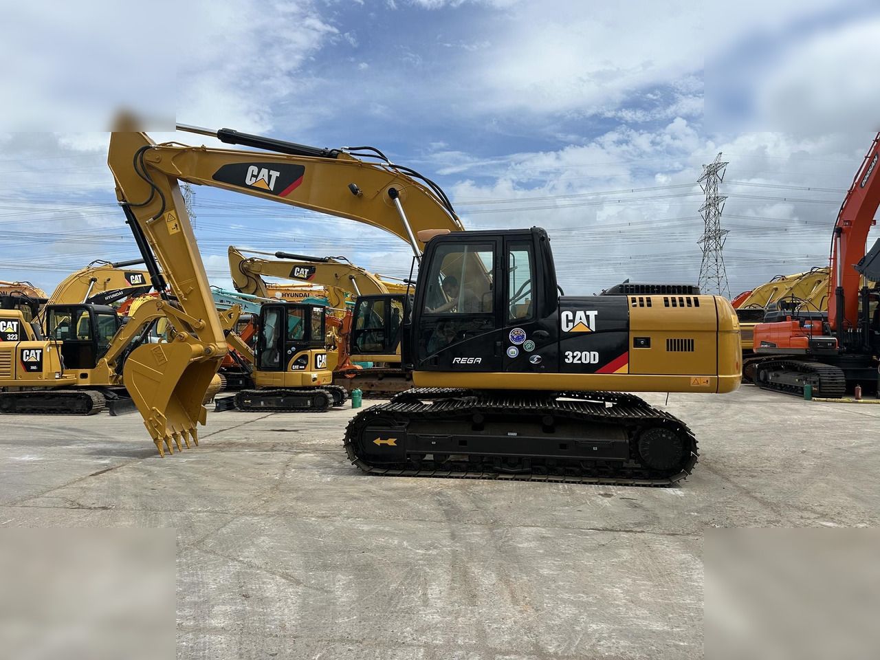 2022 Caterpillar 320D гусеничный экскаватор, боковой профиль 2022 Caterpillar 320D гусеничный экскаватор, боковой профиль