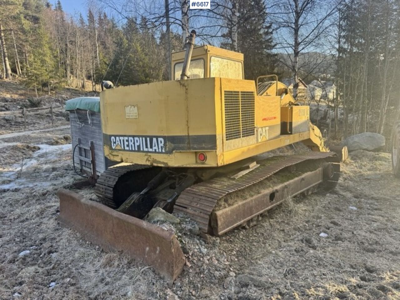 1993 Caterpillar 211BLC crawler excavator rear three-quarter view 1993 Caterpillar 211BLC crawler excavator rear three-quarter view