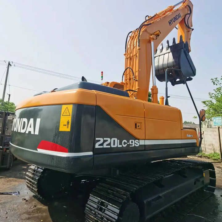 2016 Hyundai R220LC-9S crawler excavator, rear three-quarter view 2016 Hyundai R220LC-9S crawler excavator, rear three-quarter view