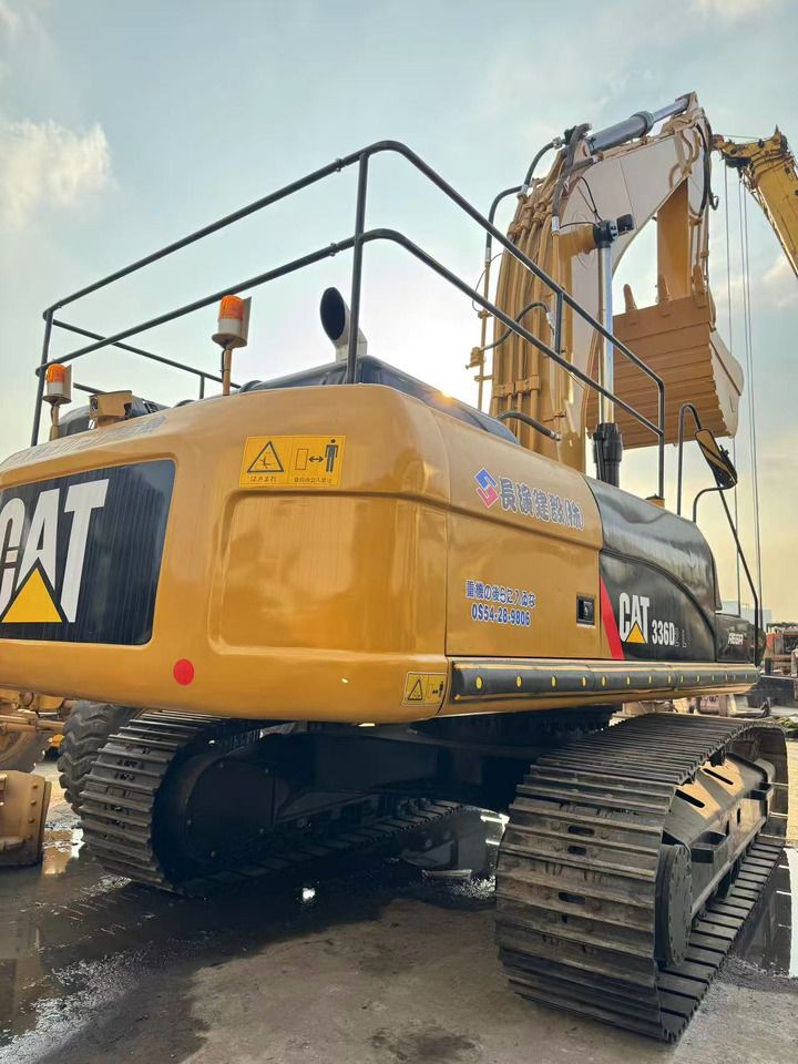 2023 Caterpillar 336D2L crawler excavator rear view 2023 Caterpillar 336D2L crawler excavator rear view