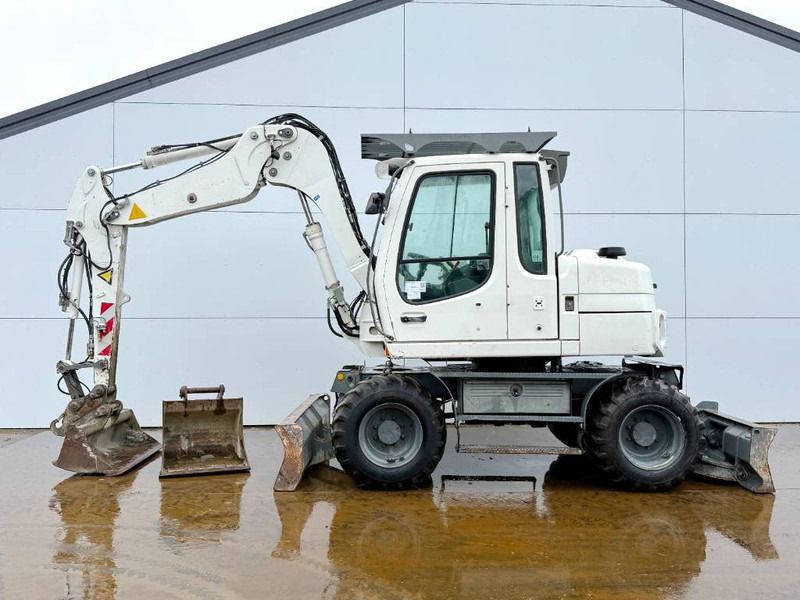 2011 Liebherr A 309 wheel excavator, side view