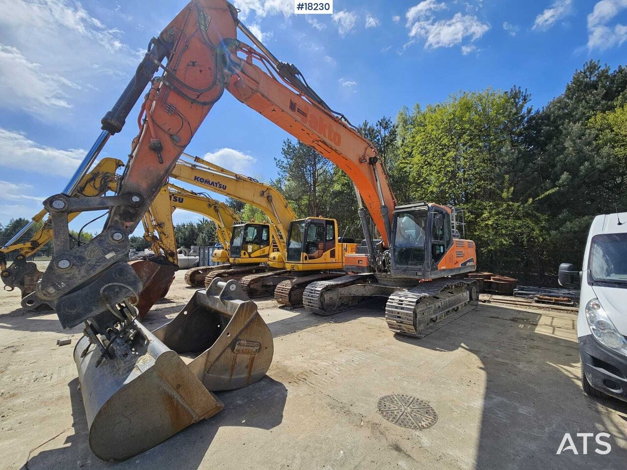 2015 Doosan DX500LC-5 crawler excavator, front three-quarter view 2015 Doosan DX500LC-5 crawler excavator, front three-quarter view