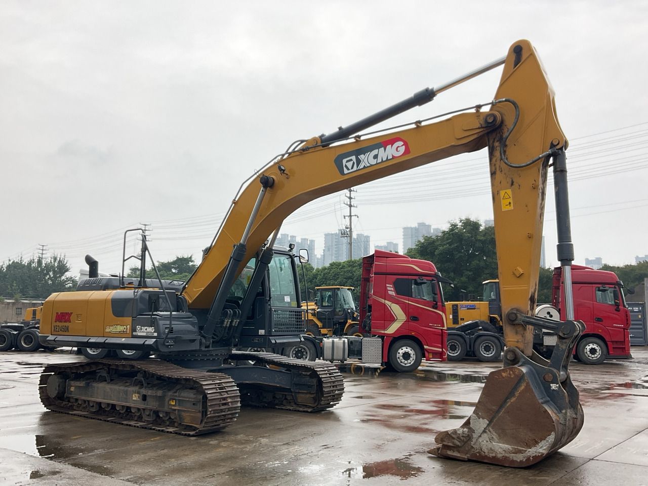 2022 XCMG XE245DK crawler excavator, side view 2022 XCMG XE245DK crawler excavator, side view