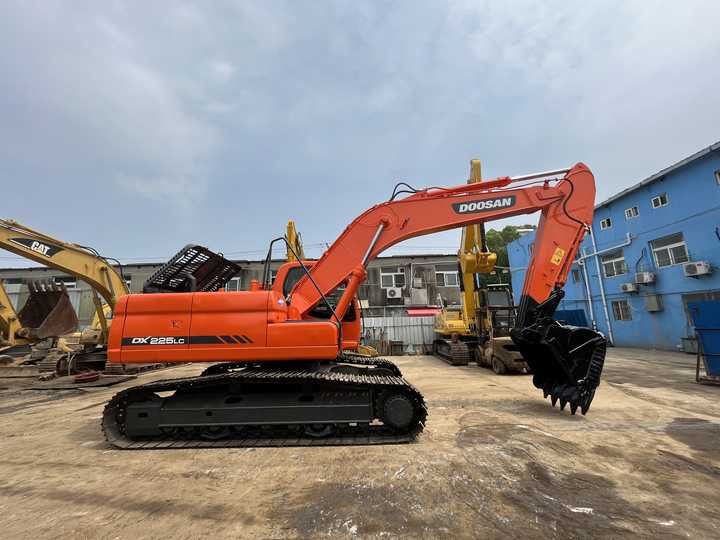 2018 Doosan DX225LC crawler excavator, side view