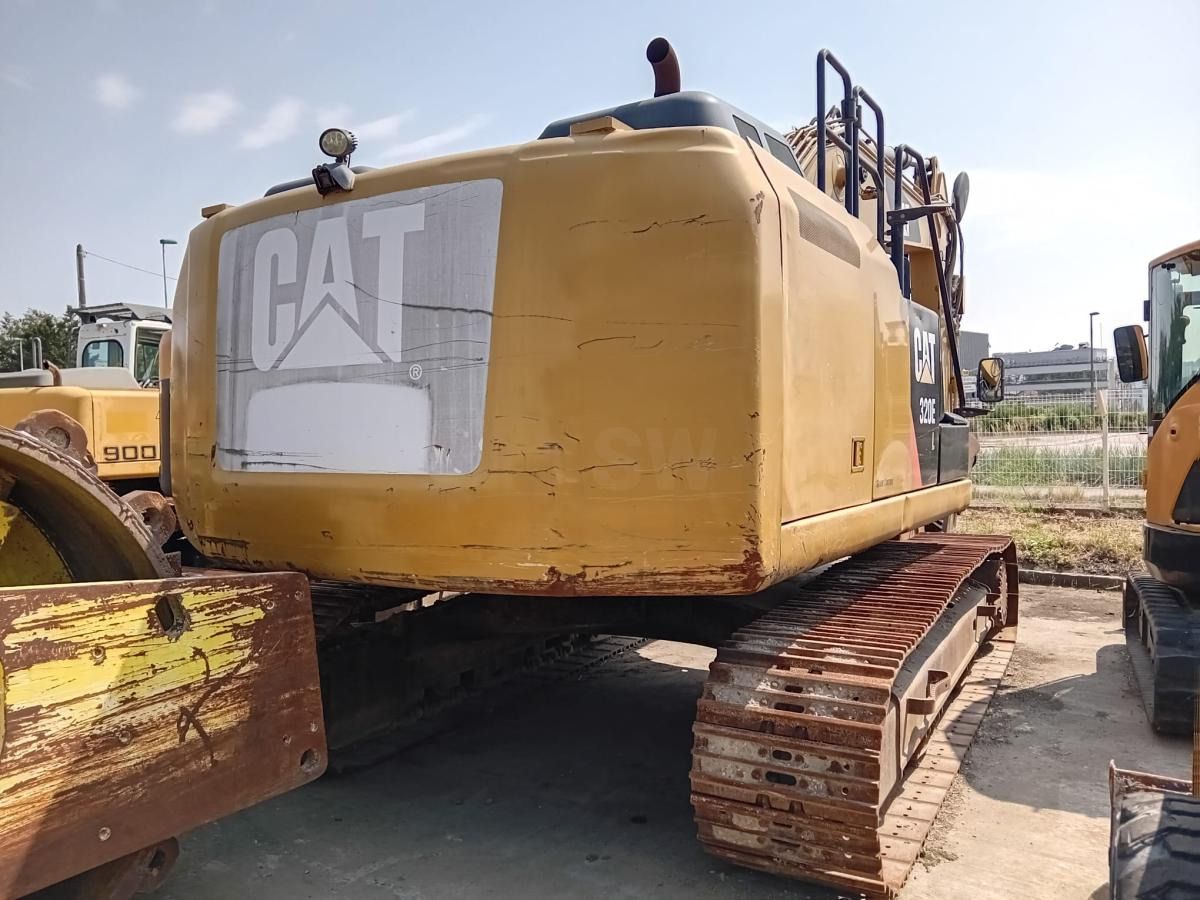 2013 Caterpillar 320EL crawler excavator rear view 2013 Caterpillar 320EL crawler excavator rear view