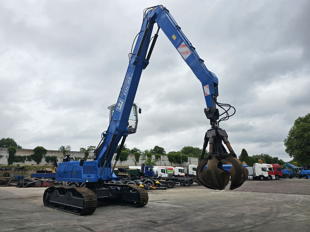 2003 Fuchs RHL 350 material handler, side profile view 2003 Fuchs RHL 350 material handler, side profile view