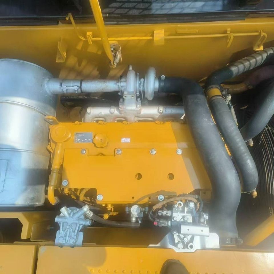 Vue du compartiment moteur d'une pelle sur chenilles Caterpillar 320D2 de 2024 Vue du compartiment moteur d'une pelle sur chenilles Caterpillar 320D2 de 2024