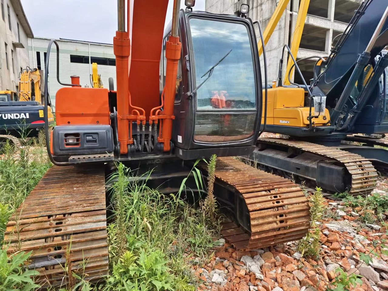 2016 Hitachi EX120-5 crawler excavator, front view 2016 Hitachi EX120-5 crawler excavator, front view