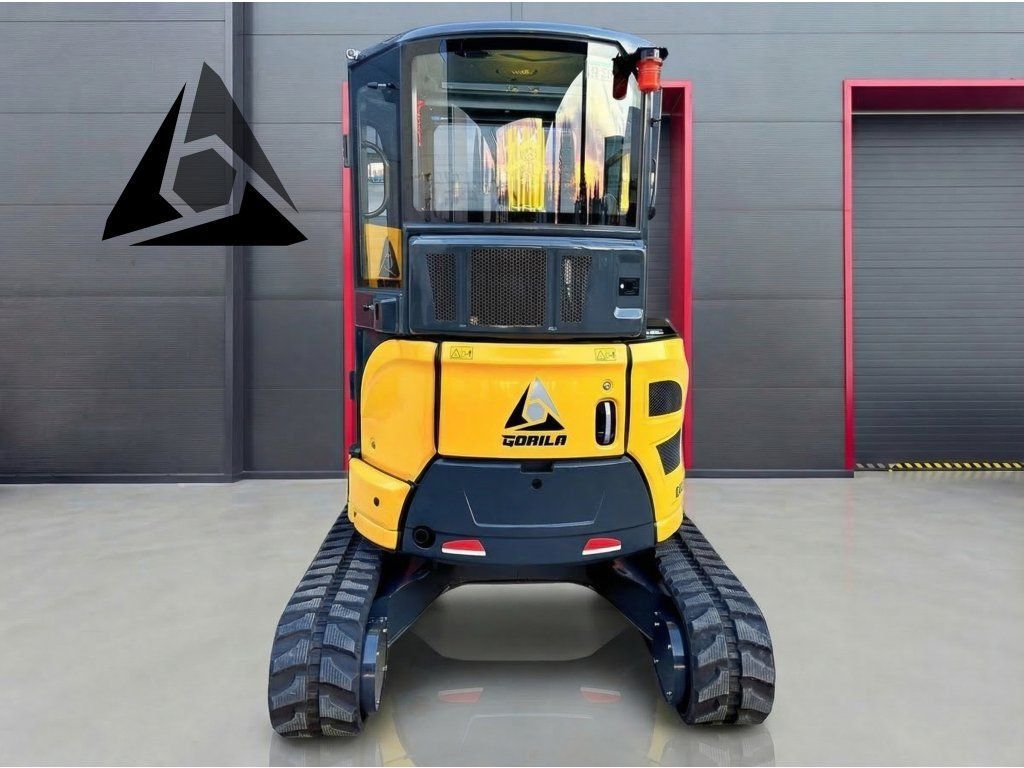 Gorila G40S I PRO CAB mini excavator, rear view Gorila G40S I PRO CAB mini excavator, rear view