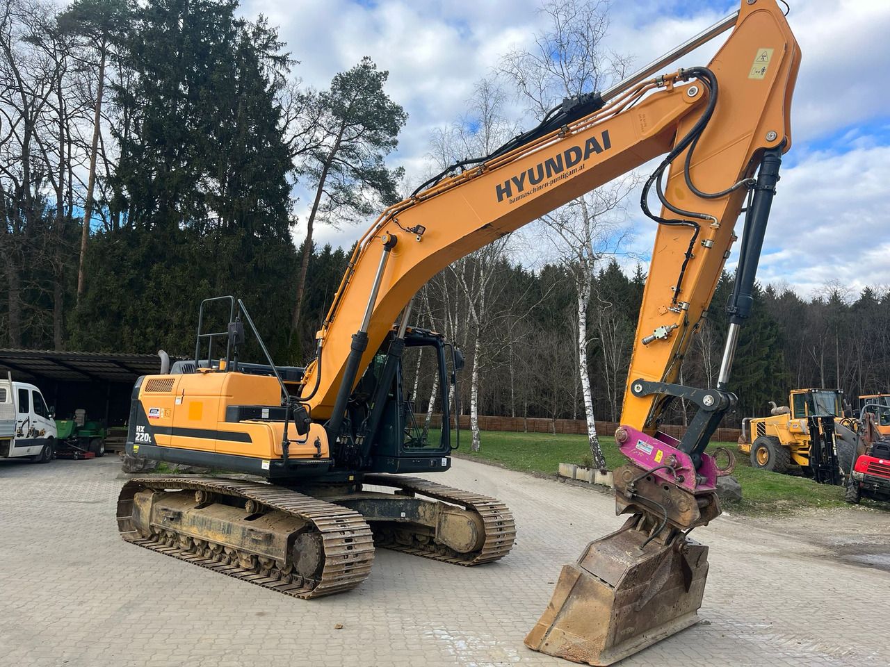 2016 Hyundai HX220L crawler excavator, side view 2016 Hyundai HX220L crawler excavator, side view