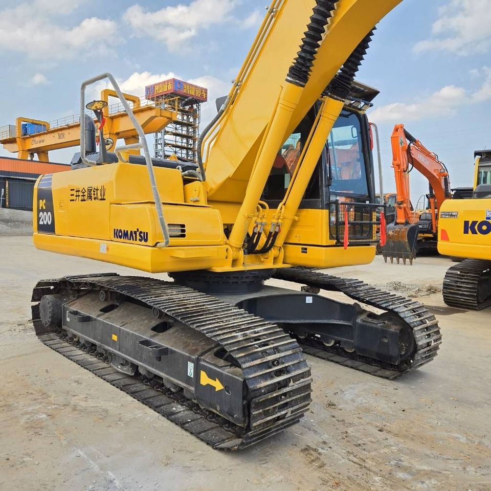 Escavatore cingolato Komatsu PC200-8 del 2022, vista posteriore tre quarti Escavatore cingolato Komatsu PC200-8 del 2022, vista posteriore tre quarti