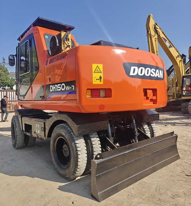 Doosan DH150W-7 wheel excavator rear view Doosan DH150W-7 wheel excavator rear view