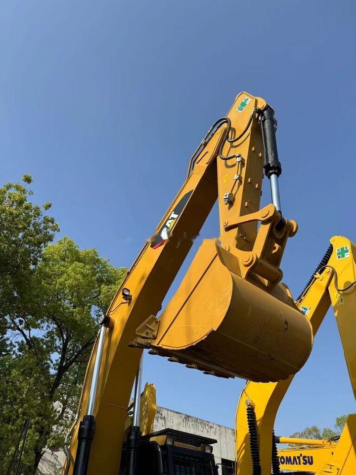 2019 Caterpillar 336D2 crawler excavator boom and bucket view 2019 Caterpillar 336D2 crawler excavator boom and bucket view