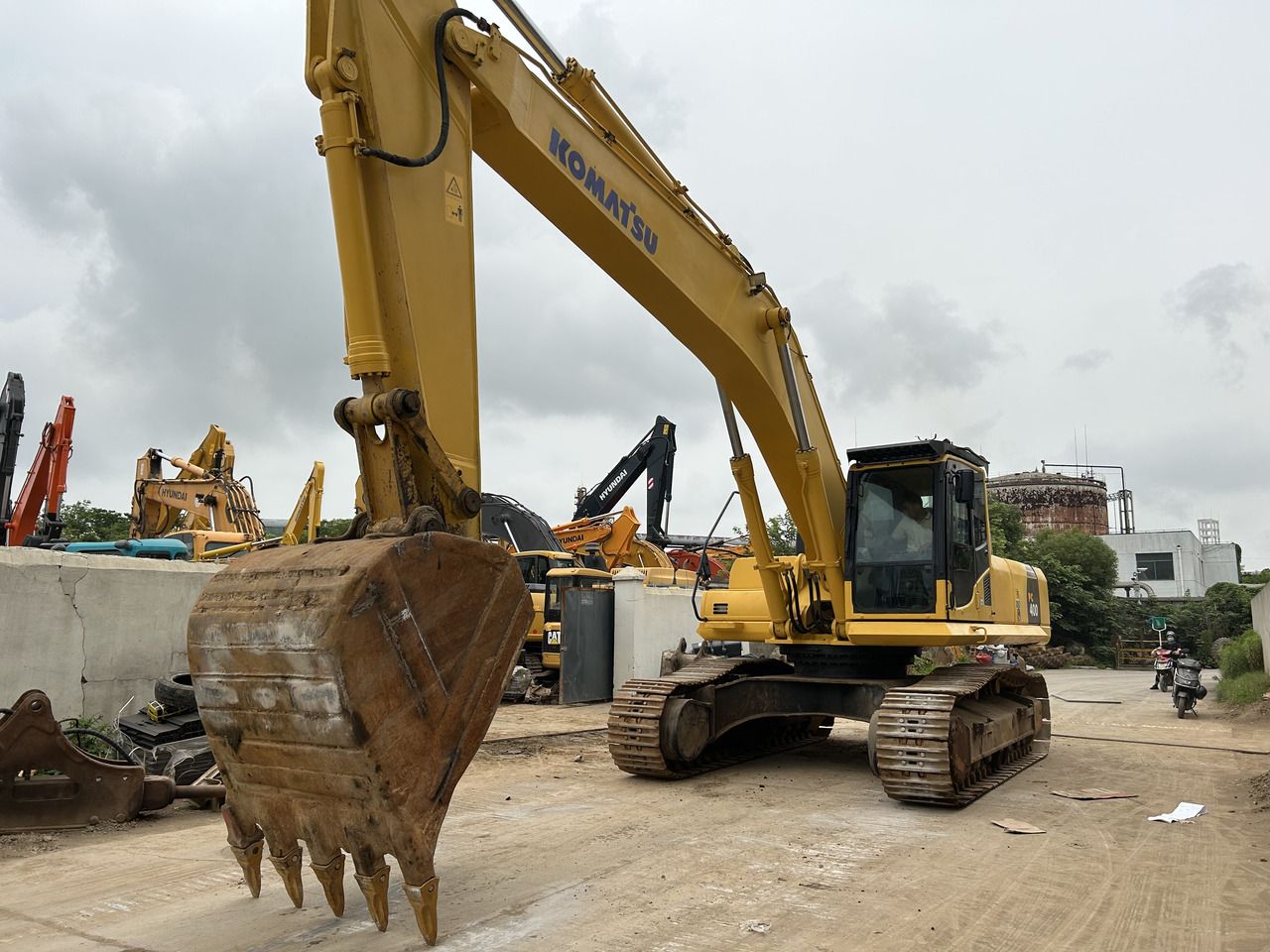 2016 Komatsu PC400-8 crawler excavator, front three-quarter view