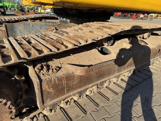 2006 Komatsu PC210LC-8 crawler excavator undercarriage view 2006 Komatsu PC210LC-8 crawler excavator undercarriage view
